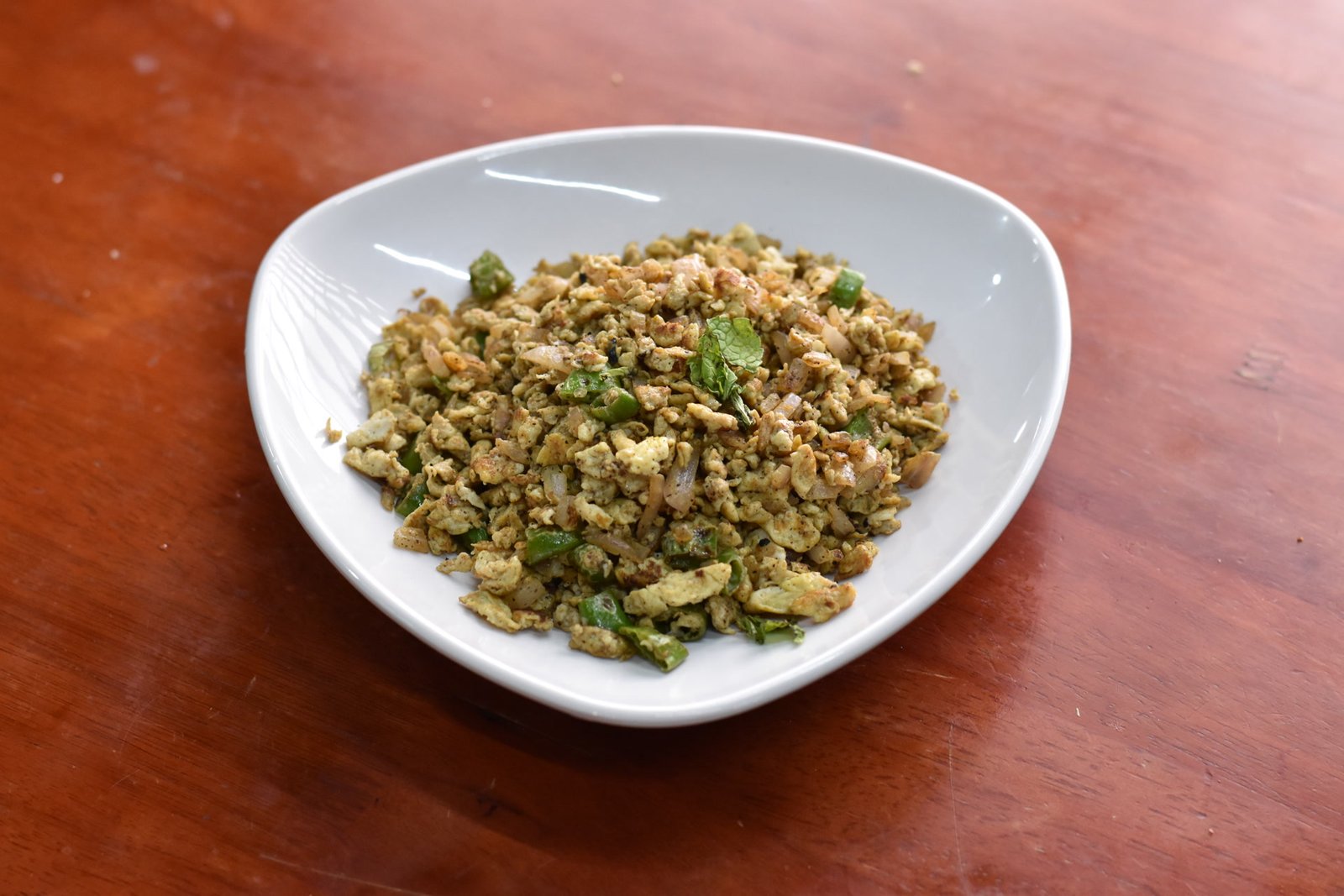 Egg podimas with green chilli and onion